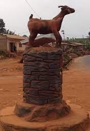 Chevre de bamena statue place village