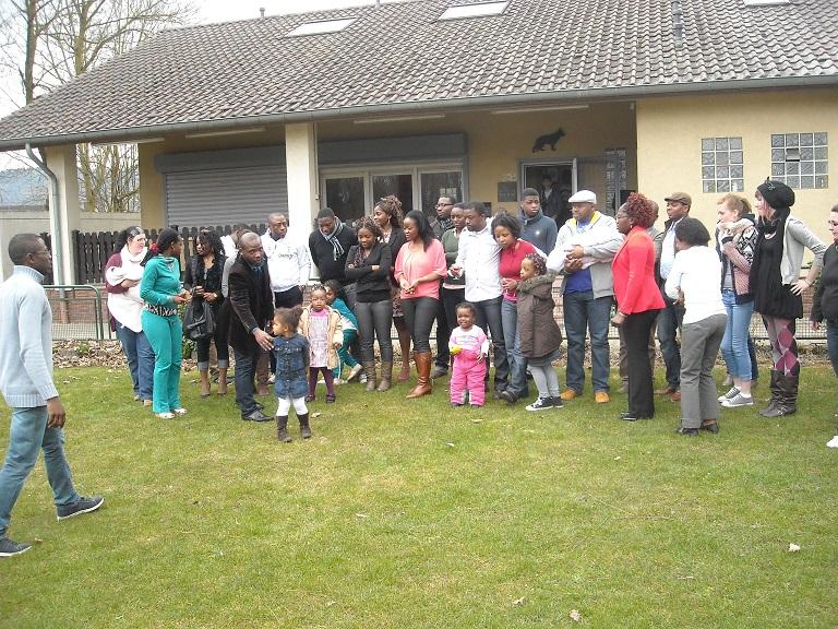 Famille se reunissant pour la photo